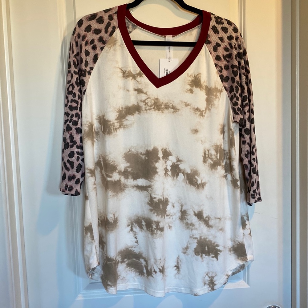Honeyme. NWT. Large. 3/4 Sleeve. V-Neck. Lightweight Top. Tie Dye. Animal Print.